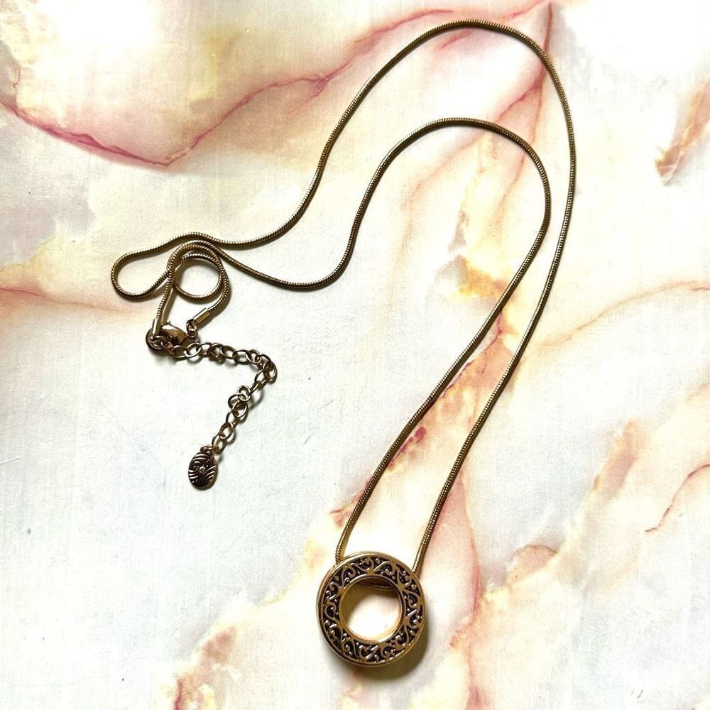 Gold tone circle pendant necklace